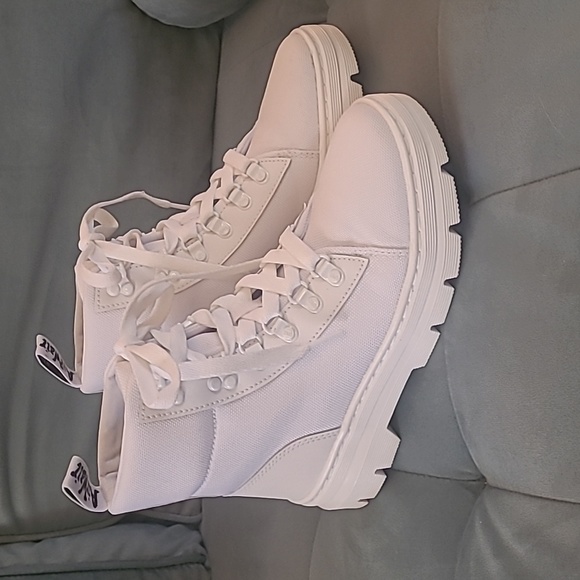 NEARLY NEW Dr. Marten's boots in white, size 7 (men's), 8.5/9 (women's). - Picture 7 of 13